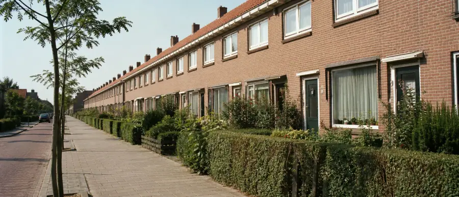 Wederopbouwstraat uit de jaren vijftig met een lange rij gelijke bakstenen woningen