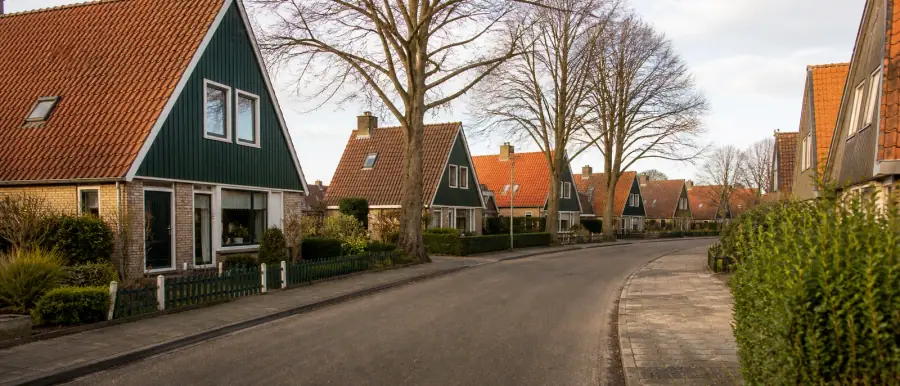Bloemkoolwijk uit de jaren zeventig met houten geveldelen en steile pannendaken