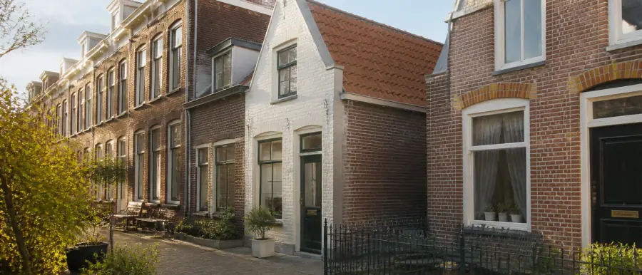 Smalle tussenwoning schuin van voren, met een diep pannendak erachter