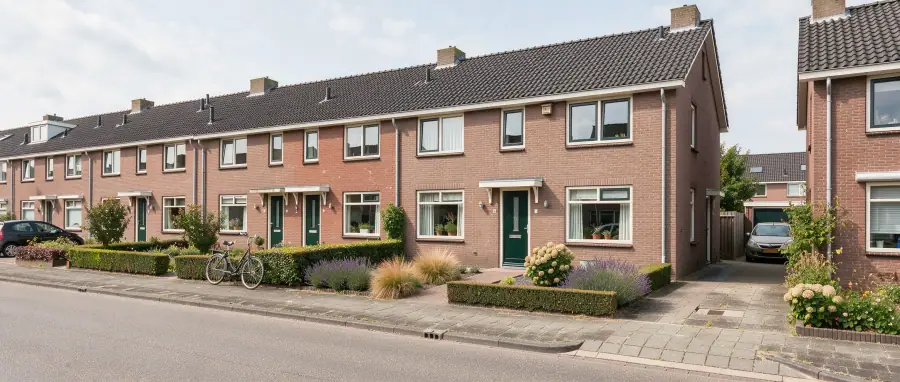 Bakstenen rijwoning met nestkast onder de dakrand, zonder werkzaamheden aan de gevel